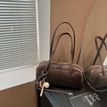 Sac Boston vintage marron foncé en suède avec porte-clé de baseball et bandoulière fine - Avec Pendentif / Marron