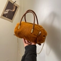 Borsa a cilindro in ecopelliccia color caramello con manico marrone e catena dorata - Stile Capibara / Marrone