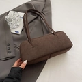 Minimalistische tiefbraune Baguette-Schultertasche aus feinem Wildlederimitat - Ohne Anhänger / Braun