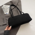 Minimalistische schwarze Baguette-Schultertasche aus mattem Stoff auf grauem Blazer - Ohne Anhänger / Schwarz