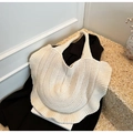 Detail der cremefarbenen Stricktasche mit eleganten Rüschen und feiner Webstruktur - Gebrochenes Weiß