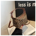 Nahaufnahme der Leoparden-Handtasche mit braunen Ledergriffen und Goldschnallen - Braun