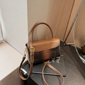 Borsa a mano retrò marrone scuro con texture a pelle di serpente e finiture oro - Marrone