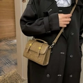 Retro-Umhängetasche in Khaki mit Stern-Patches und gelben Zierschnallen für Damen - Khaki