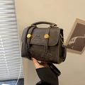 Modische dunkelbraune Vintage Umhängetasche mit goldener Schnalle und Sternnaht-Detail - Braun