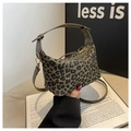 Modische Tasche mit Leopardenmuster, braunen Griffen und goldenen Beschlägen - Grün