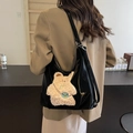 Borsa a tracolla chic in pelle verniciata nera con toppa orsetto per donne alla moda - Gatto Nero