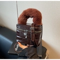 Detail der braun gesteppten Kunstledertasche mit Herz-Reißverschluss und flauschigem Griff - Kaffeebraun