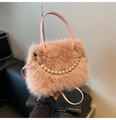 Détail du sac en peluche rose avec chaîne en perles blanches et crochets dorés - Rose