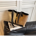 Vue détaillée du sac cabas bicolore avec texture suédée et boucle dorée carrée - Noir