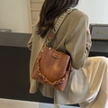 Borsa a secchiello vintage in pelle marrone con tracolla tessuta e manico a catena - Marrone