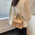 Bolso estilo Kelly caqui con grabado de cocodrilo, cierre metálico y bandolera - Caqui