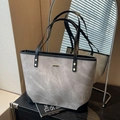 Bolso tote gris con textura de mármol, ribete negro y elegantes detalles dorados - Gris claro