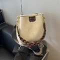 Borsa a secchiello beige in finta pelle con ampia tracolla in tessuto colorato - Bianco Sporco
