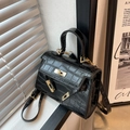 Bolso clásico negro con relieve de cocodrilo, cierre dorado y asa superior - Negro