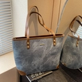 Bolso tote grande azul denim con ribete de cuero marrón y detalles dorados - Azul Denim