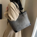 Bolso tote grande con textura mármol taupe y remates de cuero negro elegante - Marrón Oscuro