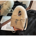 Schicke weiße gesteppte Mini-Box-Tasche mit Plüschgriff und Herzanhänger - Cremeweiß