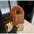 Schicke karamellfarbene kleine Box-Tasche mit flauschigem Plüschgriff und Steppmuster - Braun