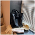 Bolso tote clásico de piel sintética negra brillante para mujer con diseño minimalista - Negro