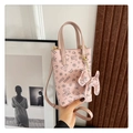 Dettaglio della borsa rosa con stampe di orsetti e ciondolo decorativo a forma di cane - Rosa