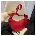 Vue détaillée du sac en cuir rouge en forme de lune avec bandoulière réglable et zip - Rouge