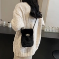 Elegante borsa a tracolla in peluche nero con logo colorato per abiti autunnali - Nero