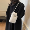Piccola borsa a tracolla in peluche bianco per cellulare con morbida ecopelliccia - Bianco