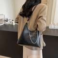 Schwarze Achseltasche mit Silberkette und Metallplakette, von Model getragen - Schwarz