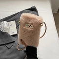 Mini borsa a tracolla in ecopelliccia rosa chiaro con toppa del marchio su abito - Cachi