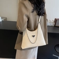 Schicke cremeweiße Hobo-Tasche mit silberner Kette und Logo-Detail aus Metall - Cremeweiß