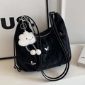 Schwarze Schultertasche mit Schmetterlingsanhänger und Plüsch-Wolkenanhänger - Schwarz