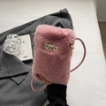Borsa a tracolla rosa in ecopelliccia con consistenza morbida e cinturino in pelle - Rosa