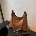 Braune Vintage PU-Leder Achseltasche mit silberner Kette und Metall-Logo - Braun