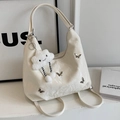 Beige Hobo-Tasche aus Lackleder mit Silber-Schmetterlingen und Plüsch-Anhänger - Cremeweiß