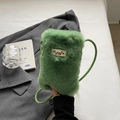 Sac bandoulière en fausse fourrure vert herbe avec fine sangle et étiquette de marque - Vert