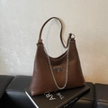 Dunkelbraune Achseltasche mit glänzendem Plissee-Finish und silberner Kette - Kaffeebraun