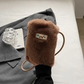 Petit sac bandoulière marron en fausse fourrure pelucheuse avec bandoulière - Marron
