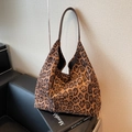Schicke Hobo-Tasche mit braunem Leopardenmuster und dunkelbraunem Riemen auf Ledersitz - Braun
