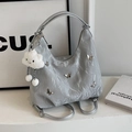Silberne Hobo-Tasche mit Faltenoptik, Schmetterlingsdekor, Anhänger und Schultergurt - Silber