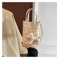 Piccola borsa a tracolla beige con stampe di orsi e ciondolo a forma di cane - Bianco