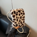 Sacoche pour téléphone en peluche à imprimé léopard avec fine bandoulière - Blanc léopard