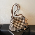 Klassische Houndstooth-Einkaufstasche mit braunem Lederbesatz und Hasen-Anhänger - Kaffee Hahnentritt
