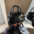 Schwarze glänzende Mini-Bowlingtasche mit Perlen-Schleife und Herzanhänger - Schwarz