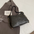 Retro black leather tote bag with embossed M logo and gold chain strap detail - No Pendant / Black