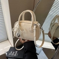 Schicke cremeweiße Bowlingtasche mit Perlenbogen und Herzanhänger für Damen - Cremeweiß