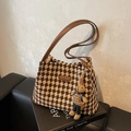 Retro-Webtasche mit Karomuster in Braun und Beige und niedlichem Hasen-Anhänger - Kaffee Rautenmuster