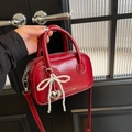 Rote Bowling-Tasche im Retro-Look mit abnehmbarem Gurt und Perlen-Anhänger - Burgunderrot