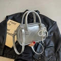 Silberne Metallic-Mini-Bowlingtasche mit Perlenbogen-Anhänger und Umhängeriemen - Silber