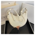 Sac demi-lune beige en cuir grainé avec bandoulière à nœud réglable et chic - Blanc